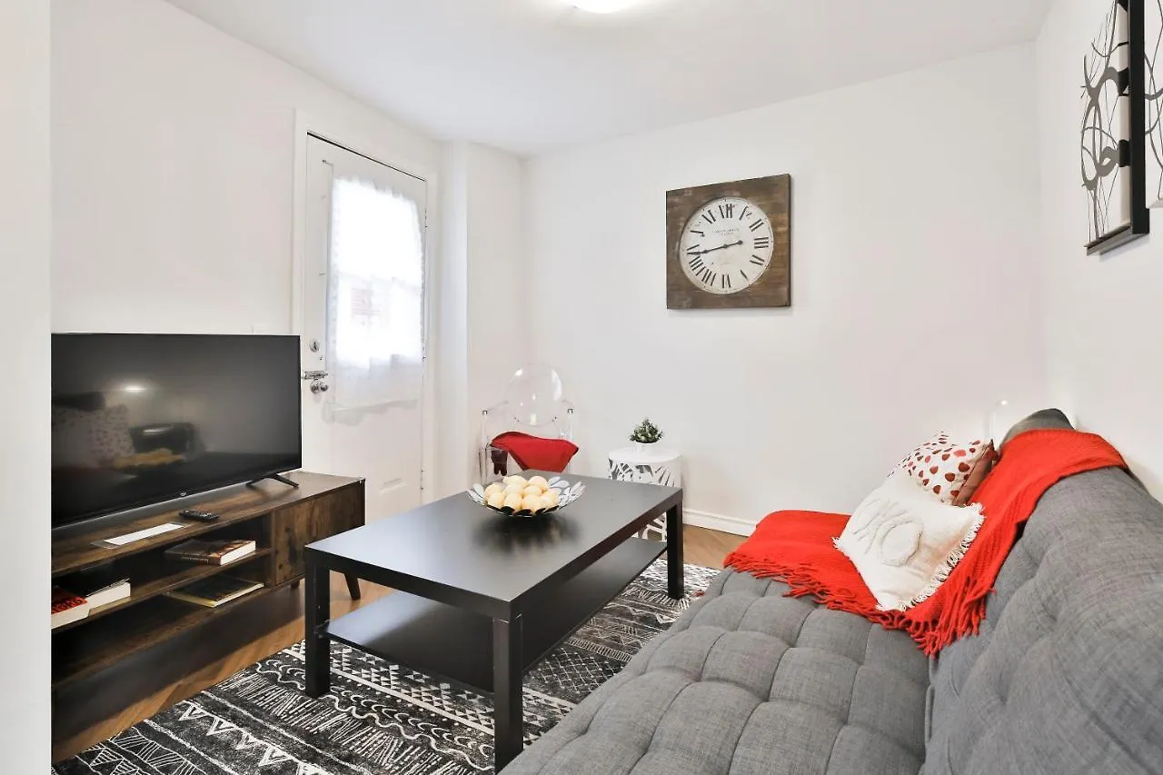 Free Parking And Central Location Montreal Apartment