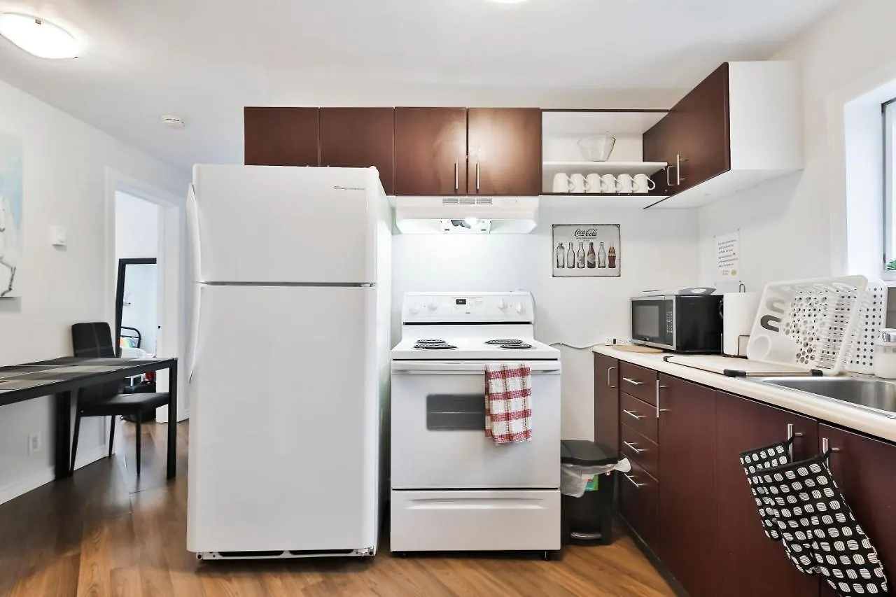 Free Parking And Central Location Montreal Apartment