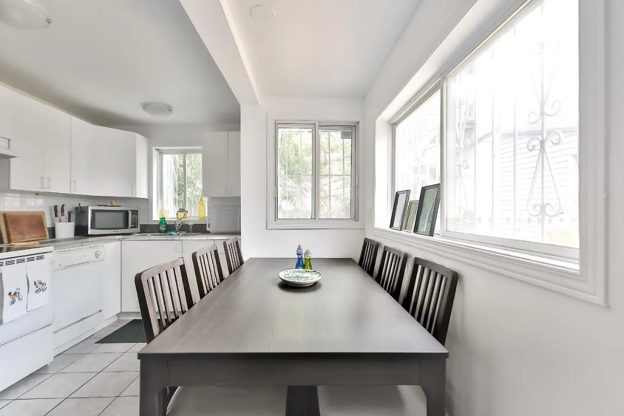 Free Parking And Central Location Montreal Apartment