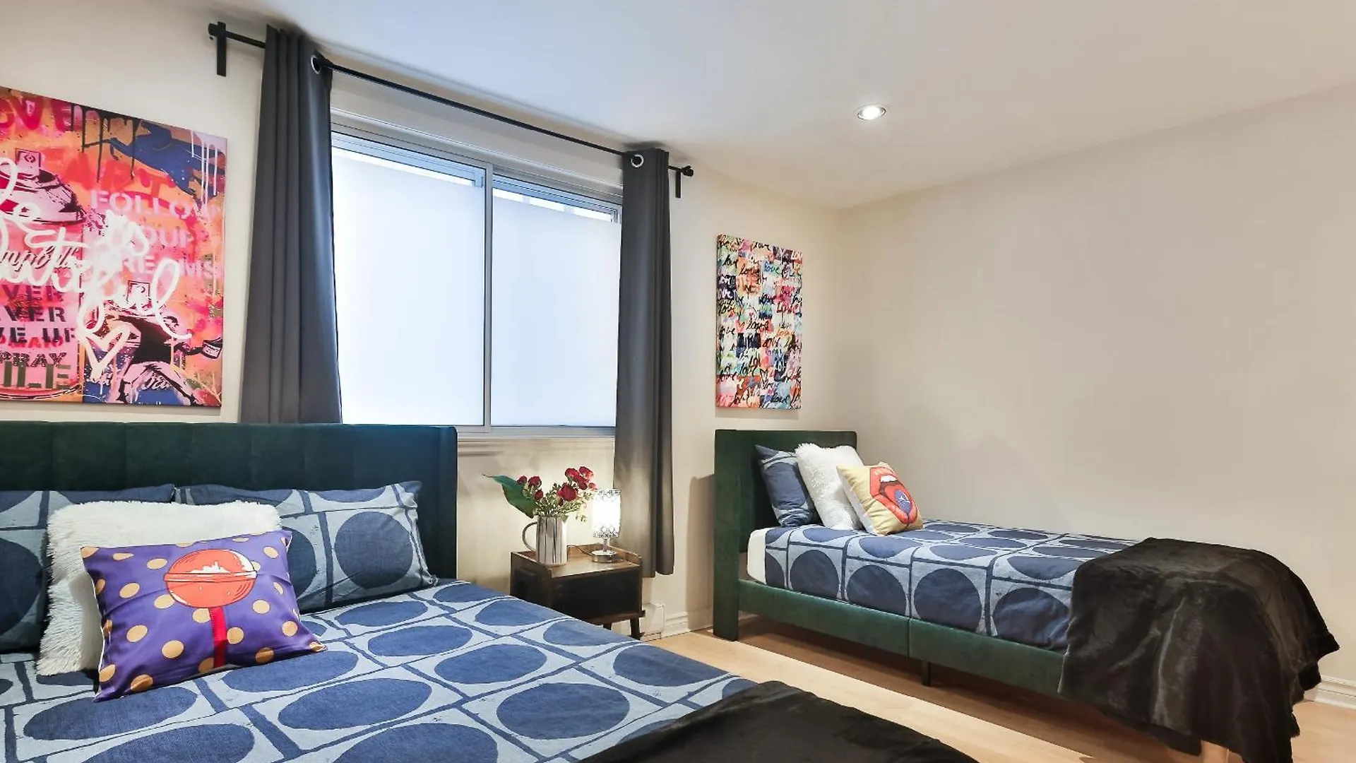Free Parking And Central Location Montreal Apartment