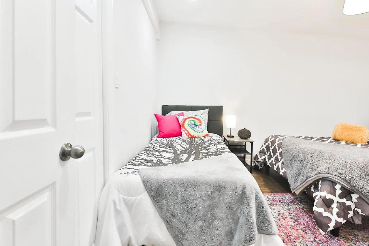 Free Parking And Central Location Montreal
