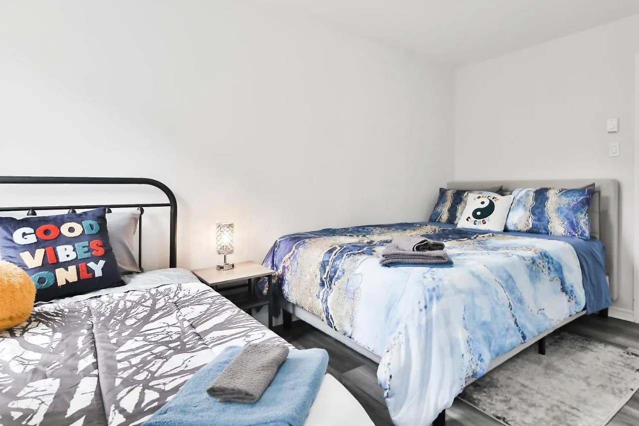 Free Parking And Central Location Montreal Apartment