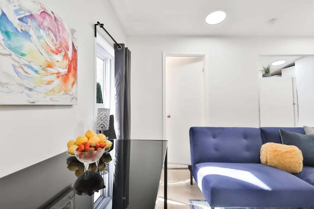 Free Parking And Central Location Montreal Apartment