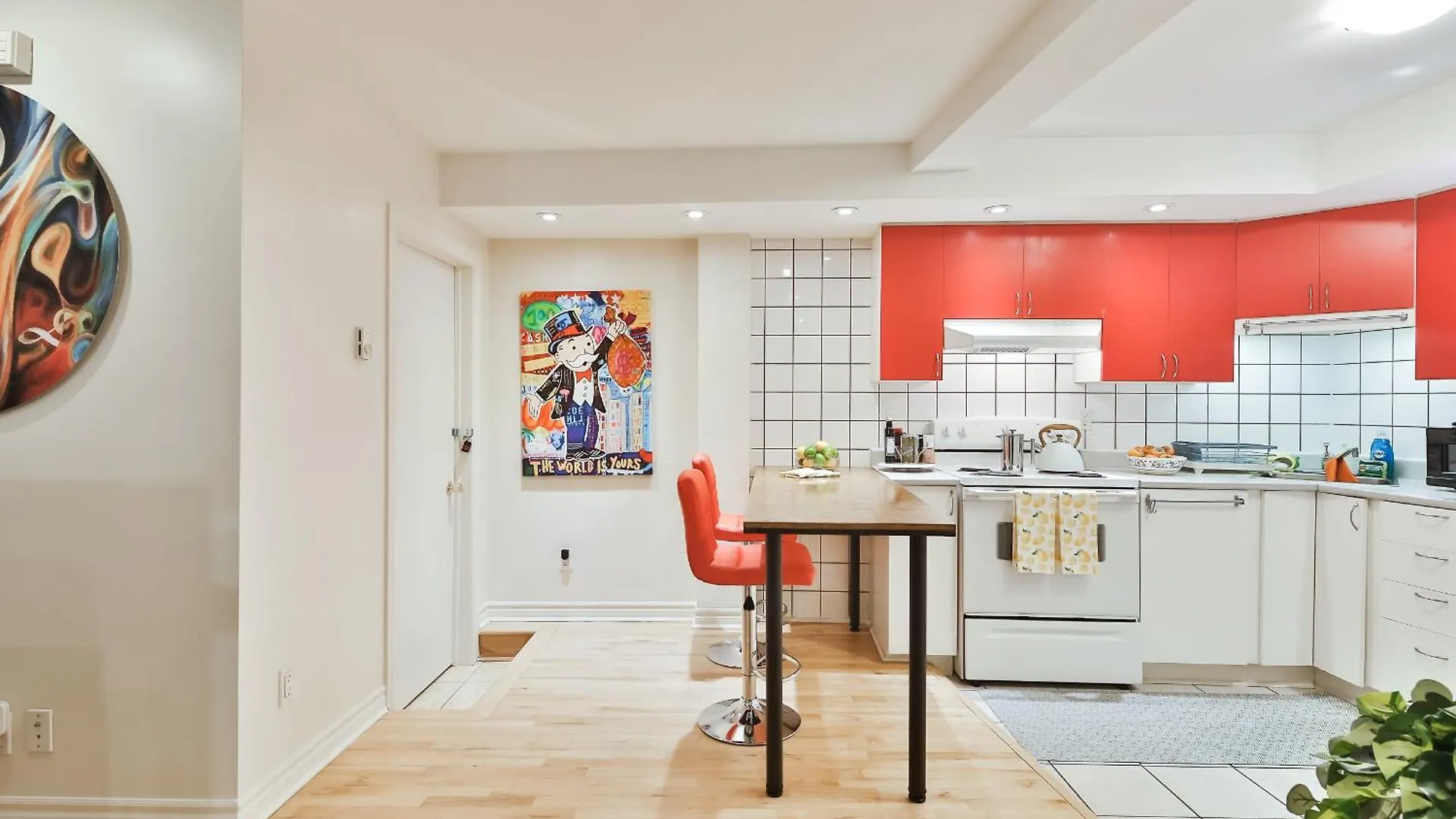 Free Parking And Central Location Montreal Apartment