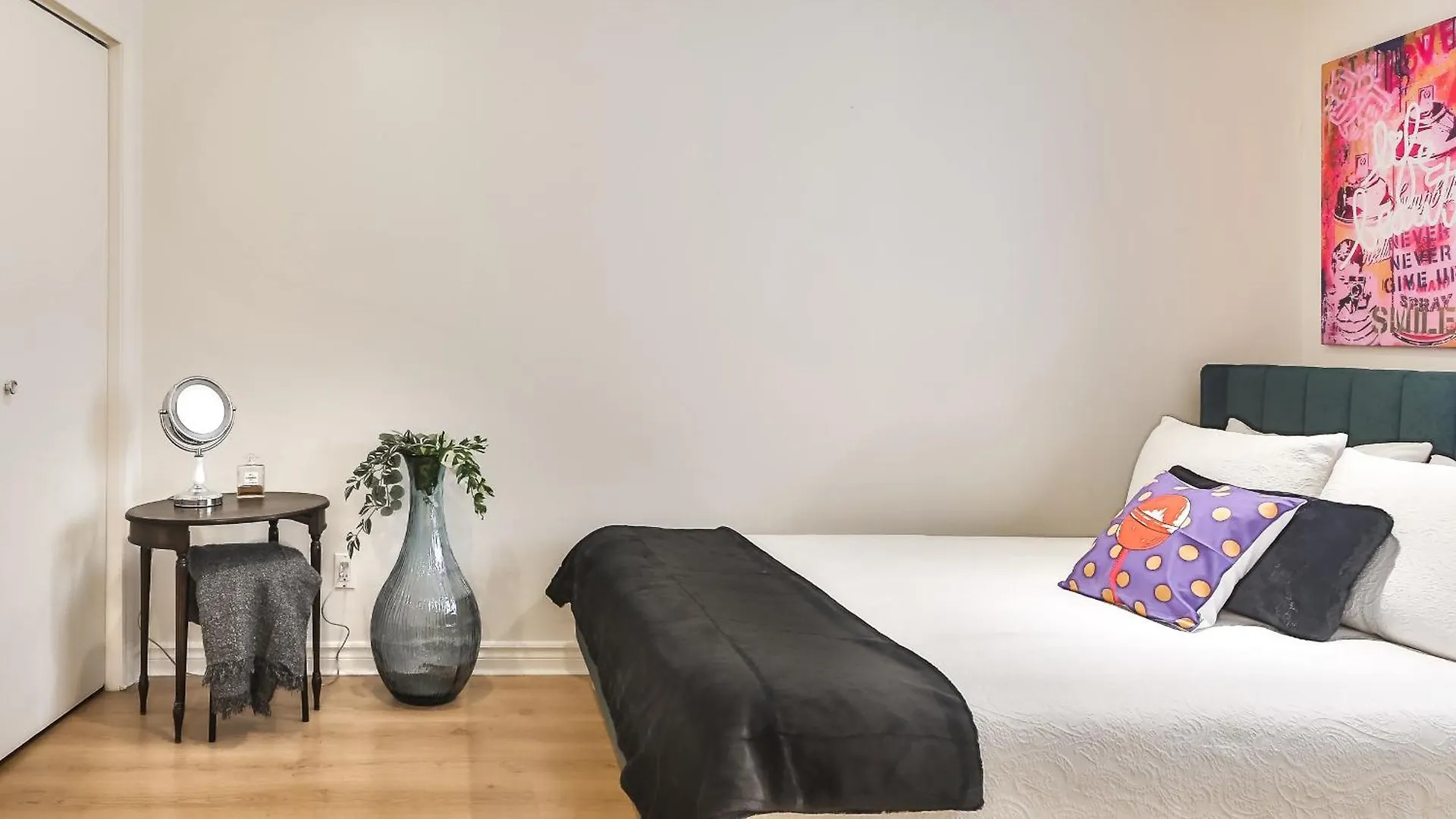 Free Parking And Central Location Montreal Apartment