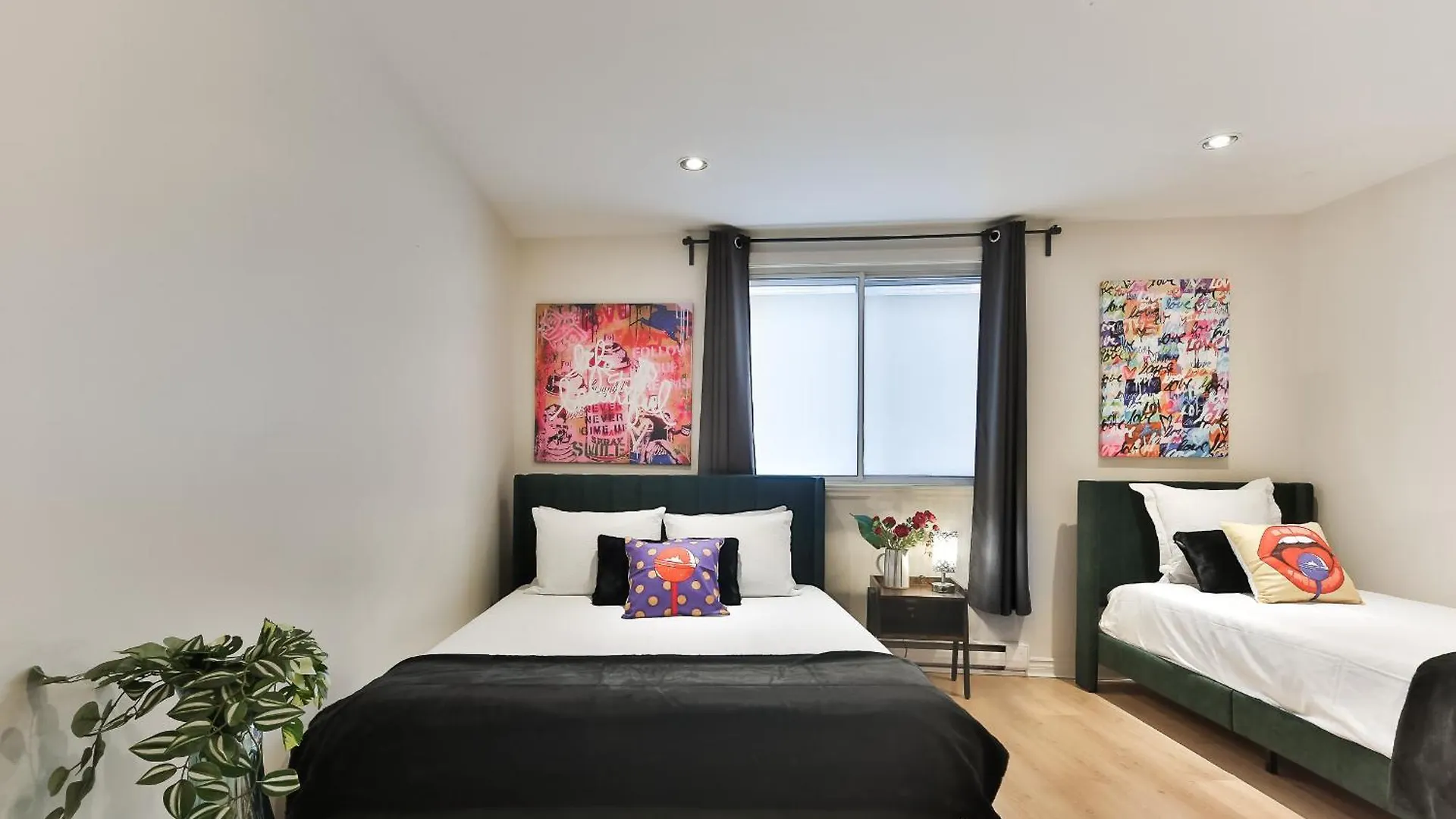 Free Parking And Central Location Montreal Apartment