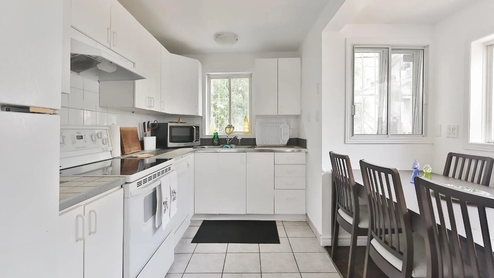 Free Parking And Central Location Montreal