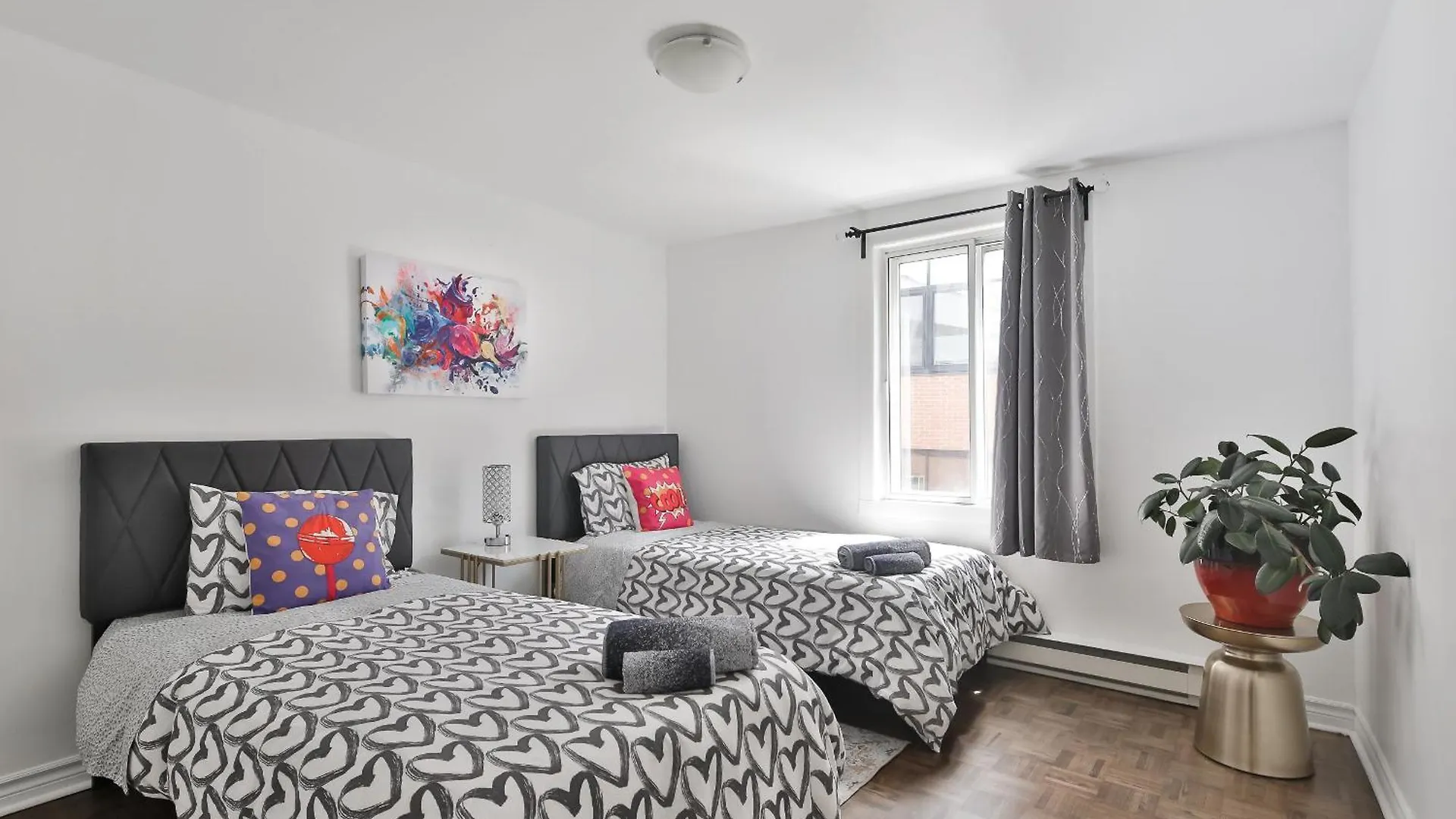 Free Parking And Central Location Montreal